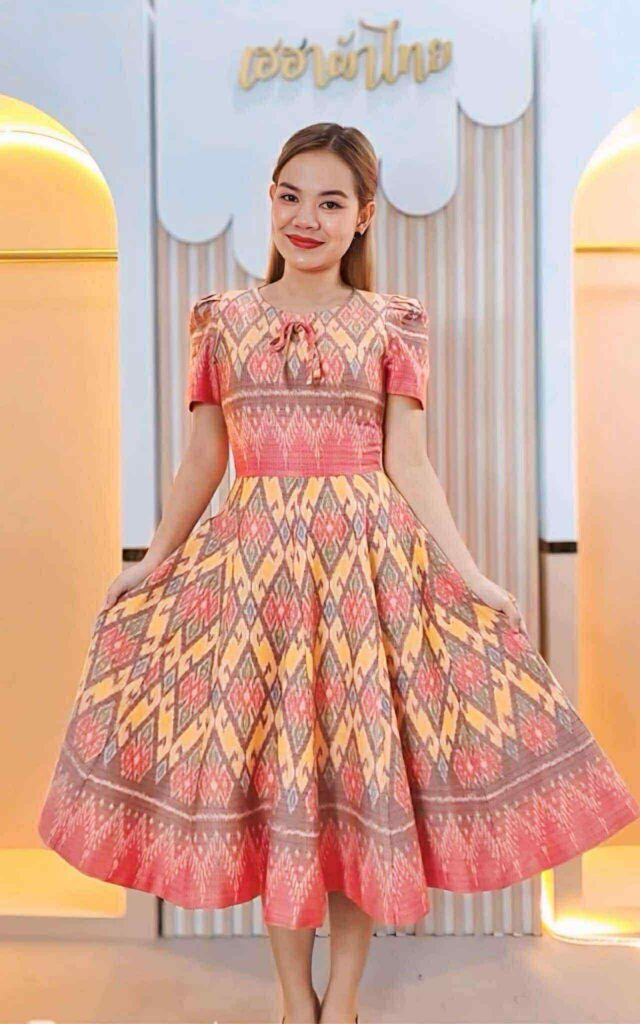 มัทนีผ้าไทย ภาพที่สอง